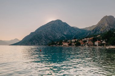 Gün batımı, ağaç siluetleriyle güzel bir manzara. Seyahat konsepti. Karadağ, Kotor Körfezi. Kotor Bay Montenegro 'da günbatımı. Karadağ 'ın Boko-Kotor Körfezi' nde günbatımı manzarası. Siluetler