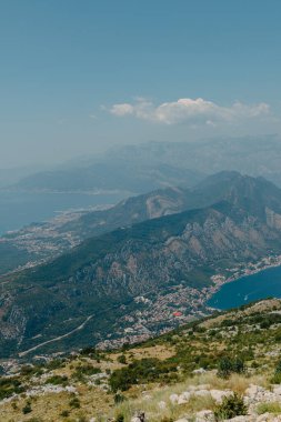 Güzel doğa dağları manzarası. Kotor Körfezi, Karadağ. Dağın tepesinde Kotor ve Tivat şehirleriyle Boka Körfezi manzarası, Karadağ
