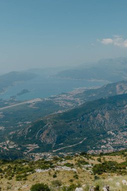 Güzel doğa dağları manzarası. Kotor Körfezi, Karadağ. Dağın tepesinde Kotor ve Tivat şehirleriyle Boka Körfezi manzarası, Karadağ