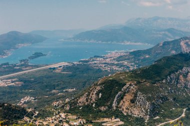 Güzel doğa dağları manzarası. Kotor Körfezi, Karadağ. Dağın tepesinde Kotor ve Tivat şehirleriyle Boka Körfezi manzarası, Karadağ