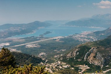 Güzel doğa dağları manzarası. Kotor Körfezi, Karadağ. Dağın tepesinde Kotor ve Tivat şehirleriyle Boka Körfezi manzarası, Karadağ