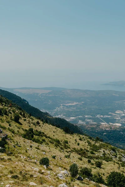 Prachtige natuur berglandschap. Kotor bay, Montenegro. Uitzicht op de baai van Boka, met de steden Kotor en Tivat met de top van de berg, Montenegro — Stockfoto