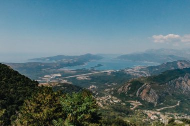 Güzel doğa dağları manzarası. Kotor Körfezi, Karadağ. Dağın tepesinde Kotor ve Tivat şehirleriyle Boka Körfezi manzarası, Karadağ