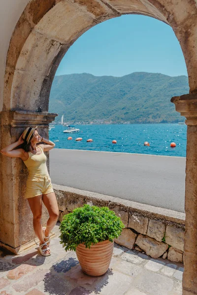 Summer Photo Shoot Streets Kotor Montenegro Beautiful Girl White Dress — 스톡 사진