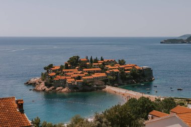 Sveti Stefan, Karadağ 'ın Adriyatik kıyısında Budva yakınlarında küçük bir adadır. Resort, Aman Sveti Stefan olarak da bilinir. Sveti Stefan, Adriyatik denizi, Avrupa. Sveti Stefan yarımadasında