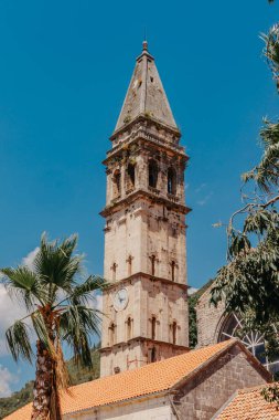 Karadağ 'ın Kotor Körfezi' ndeki tarihi Perast kenti. Ünlü Kotor Körfezi 'ndeki tarihi Perast kasabasının manzara manzarası. Çiçekler açan güzel, güneşli bir günde mavi gökyüzü.