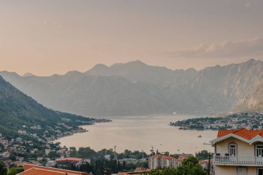 Gün batımı, ağaç siluetleriyle güzel bir manzara. Seyahat konsepti. Karadağ, Kotor Körfezi. Kotor Bay Montenegro 'da günbatımı. Karadağ 'ın Boko-Kotor Körfezi' nde günbatımının manzarası.