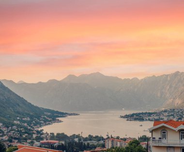 Gün batımı, ağaç siluetleriyle güzel bir manzara. Seyahat konsepti. Karadağ, Kotor Körfezi. Kotor Bay Montenegro 'da günbatımı. Karadağ 'ın Boko-Kotor Körfezi' nde günbatımının manzarası.