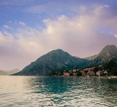 Gün batımı, ağaç siluetleriyle güzel bir manzara. Seyahat konsepti. Karadağ, Kotor Körfezi. Kotor Bay Montenegro 'da günbatımı. Karadağ 'ın Boko-Kotor Körfezi' nde günbatımı manzarası. Siluetler