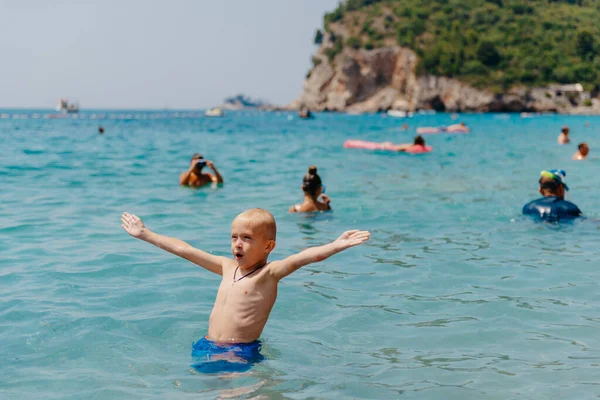Niño Aprendiendo Nadar Mar Abierto Del Resort Tropical Los Niños — Foto de Stock