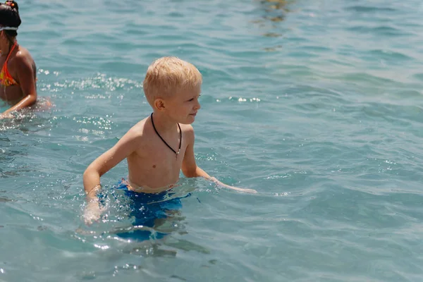 Kinder Lernen Offenen Meer Des Tropischen Badeortes Schwimmen Kinder Lernen — Stockfoto