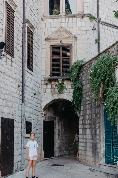 Girl Tourist Walking Ancient Narrow Street Beautiful Summer Day Mediterranean —  Fotos de Stock