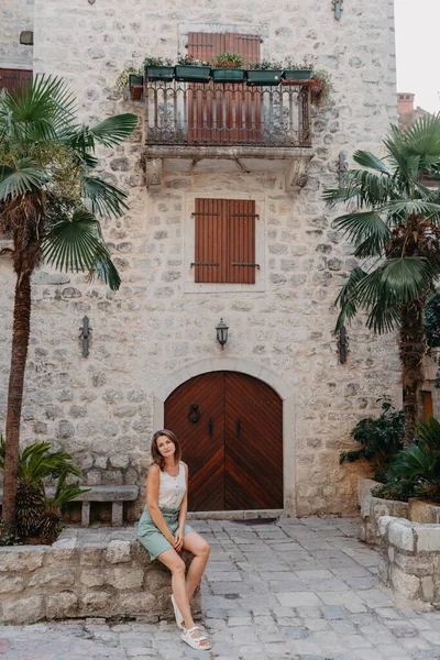 Girl Tourist Resting Ancient Narrow Street Beautiful Summer Day Mediterranean —  Fotos de Stock