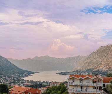 Gün batımı, ağaç siluetleriyle güzel bir manzara. Seyahat konsepti. Karadağ, Kotor Körfezi. Kotor Bay Montenegro 'da günbatımı. Karadağ 'ın Boko-Kotor Körfezi' nde günbatımının manzarası.