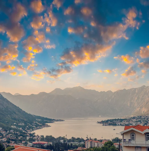 Zachód Słońca Piękny Krajobraz Sylwetkami Drzew Koncepcja Podróży Czarnogóra Zatoka — Zdjęcie stockowe