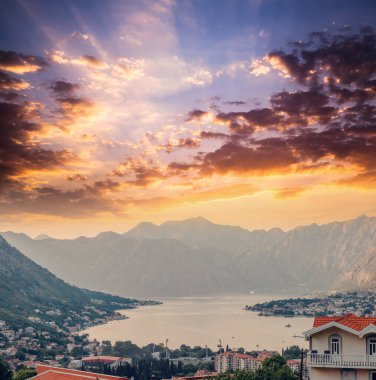 Gün batımı, ağaç siluetleriyle güzel bir manzara. Seyahat konsepti. Karadağ, Kotor Körfezi. Kotor Bay Montenegro 'da günbatımı. Karadağ 'ın Boko-Kotor Körfezi' nde günbatımının manzarası.