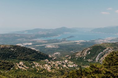 Güzel doğa dağları manzarası. Kotor Körfezi, Karadağ. Dağın tepesinde Kotor ve Tivat şehirleriyle Boka Körfezi manzarası, Karadağ.