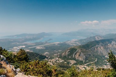 Güzel doğa dağları manzarası. Kotor Körfezi, Karadağ. Dağın tepesinde Kotor ve Tivat şehirleriyle Boka Körfezi manzarası, Karadağ.