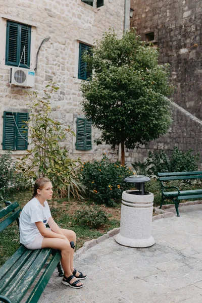 Dívka Turistický Odpočinek Starobylé Úzké Ulici Krásném Letním Dni Středověkém — Stock fotografie