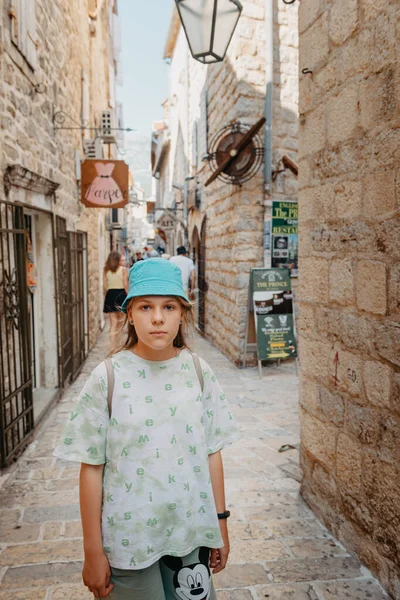 Dívka Turista Procházka Starobylou Úzkou Uličkou Krásného Letního Dne Středověkém — Stock fotografie