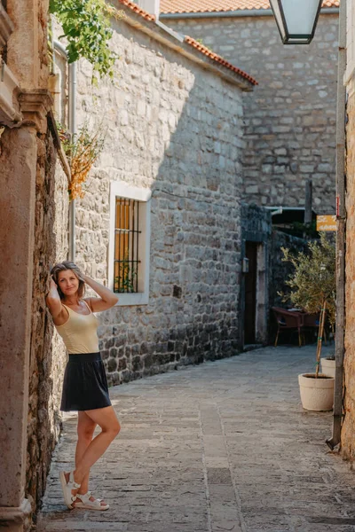 Dívka Turista Procházka Starobylou Úzkou Uličkou Krásného Letního Dne Středověkém — Stock fotografie