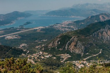 Güzel doğa dağları manzarası. Kotor Körfezi, Karadağ. Dağın tepesinde Kotor ve Tivat şehirleriyle Boka Körfezi manzarası, Karadağ.