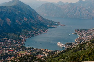 Kotor Bay - Karadağ - Doğa ve mimari geçmişi. Kotor Körfezi yukarıdan görünüyor. Karadağ 'ın Kotor Körfezi' ndeki panoramik manzara. Kotor güzel bir yaz gününde, Karadağ.