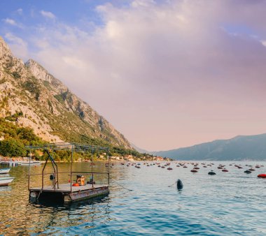 Karadağ 'ın Kotor Körfezi' ndeki istiridye çiftliği. Yüksek kalite fotoğraf