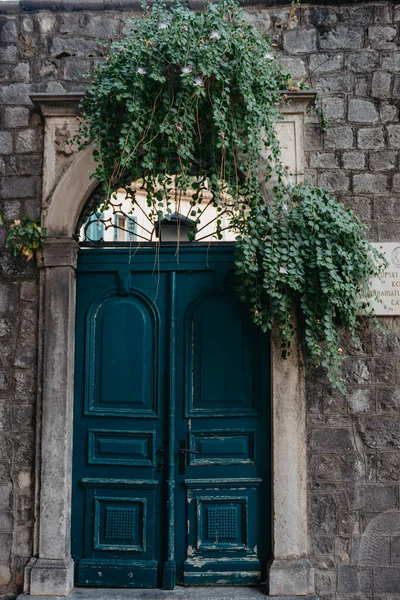 Ancient Wooden Door Old Stone Castle Wall Front Door Exterior — Stok Foto