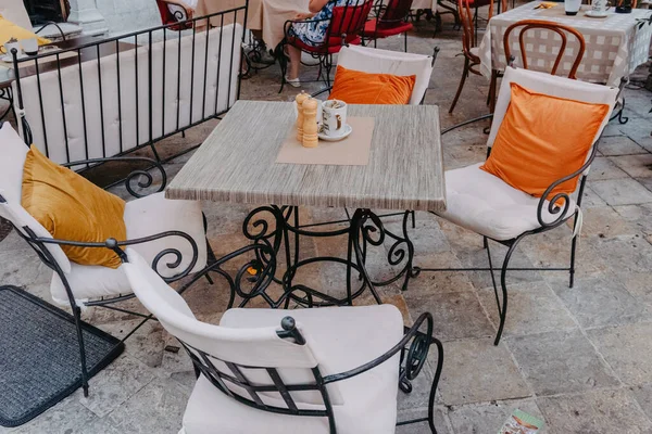 Morning Street Empty Outdoor Cafe Traditional Wooden Chairs Waiting Guests — Zdjęcie stockowe
