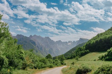Sabah vakti yüksek dağ. Güzel doğal manzara