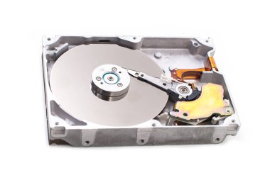 Beyaz arka plan üzerinde izole gerçek açık sabit disk