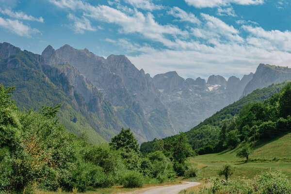 Вид на проклятые горы в долине Гребахе. Прохладные Альпы, также известные как Албанские Альпы и Аккуратные горы, - горный хребет на Балканском полуострове, простирающийся с севера на юг.