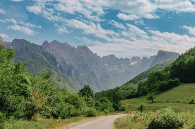 Sabah vakti yüksek dağ. Güzel doğal manzara