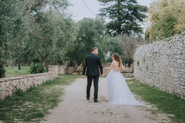 Tuscany Talya Düğün Günlerinde Yürüyen Mutlu Güler Yüzlü Bir Çift — Stok fotoğraf