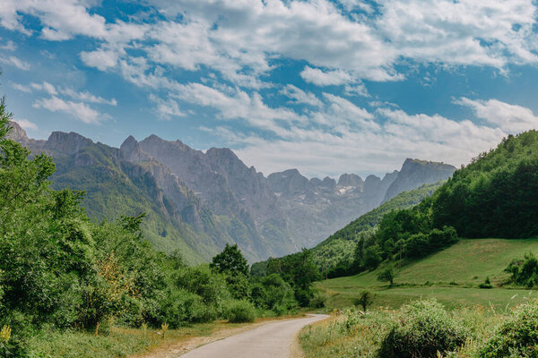 Высокая гора утром. Красивый природный пейзаж