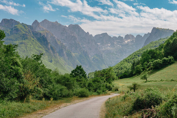 Вид на проклятые горы в долине Гребахе. Прохладные Альпы, также известные как Албанские Альпы и Аккуратные горы, - горный хребет на Балканском полуострове, простирающийся с севера на юг.