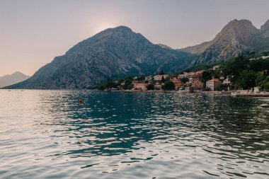 Gün batımı, ağaç siluetleriyle güzel bir manzara. Seyahat konsepti. Karadağ, Kotor Körfezi. Kotor Bay Montenegro 'da günbatımı. Karadağ 'ın Boko-Kotor Körfezi' nde günbatımı manzarası. Siluetler