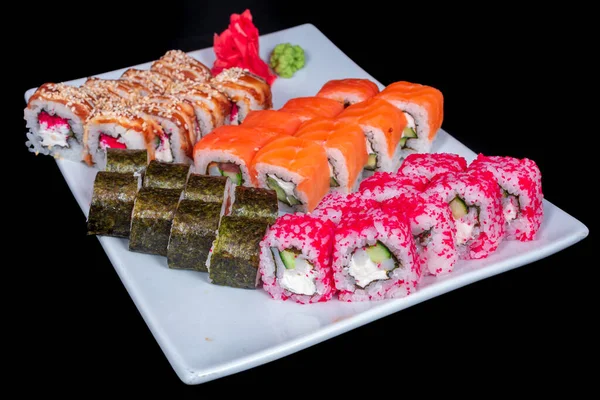 Japon Mutfağı - Karides ve Conger, Avokado, Tobiko ve Peynirli Suşi Roll. Suşi tempura sarıyor, Japon yemeği tarzı.