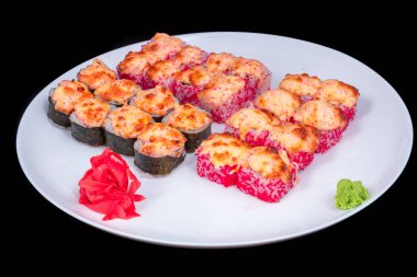 Japon Mutfağı - Karides ve Conger, Avokado, Tobiko ve Peynirli Suşi Roll. Suşi tempura sarıyor, Japon yemeği tarzı.