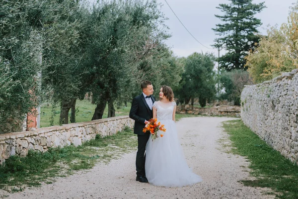 Feliz Casal Sorridente Elegante Andando Toscana Itália Dia Seu Casamento — Fotografia de Stock