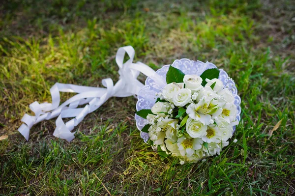 Çiçeklerin Düğün Buketi Çimlerin Üzerinde Duran Sarı Beyaz Güllerden Oluşan — Stok fotoğraf