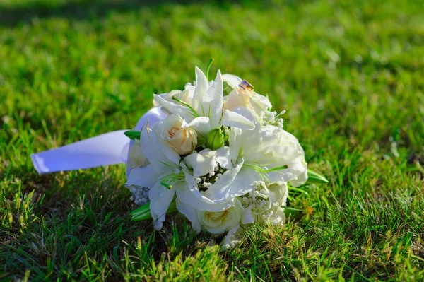 Buquê Casamento Nupcial Flores Buquê Casamento Rosas Amarelas Brancas Deitadas — Fotografia de Stock