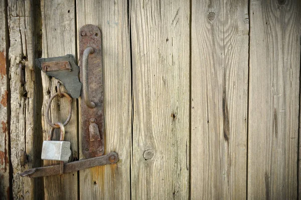 Pintu Kayu Tua Dengan Kunci Baja Berkarat Farm Gate Planks — Stok Foto