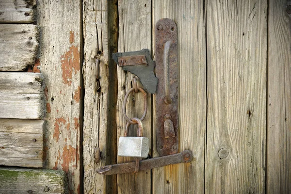 Pintu Kayu Tua Dengan Kunci Baja Berkarat Farm Gate Planks — Stok Foto