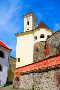 Kuleleri olan eski bir ortaçağ kalesi.