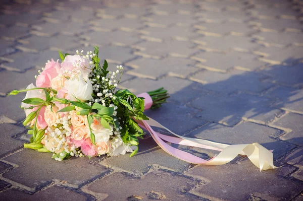 Ślubny Bukiet Kwiatów Bukiet Ślubny Żółto Białe Róże Leży Betonowej — Zdjęcie stockowe