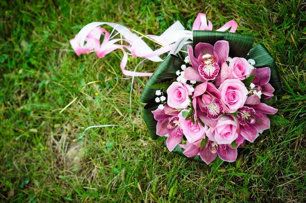 Bridal Wedding Bouquet Flowers Wedding Bouquet Pink Roses Lying Grass — Stock Photo, Image