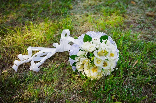 Ślubny Bukiet Kwiatów Bukiet Ślubny Żółto Białych Róż Leżących Trawie — Zdjęcie stockowe