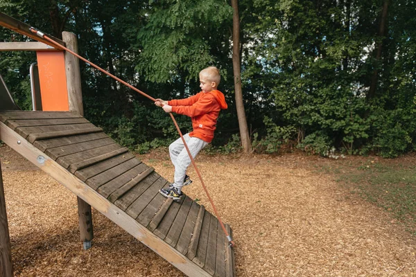 Lustige Süße Glückliche Baby Spielen Auf Dem Spielplatz Das Gefühl — Stockfoto